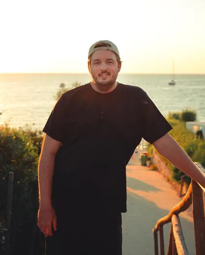 Photo of Isaac Kallhammer, who runs Social Dream Music.